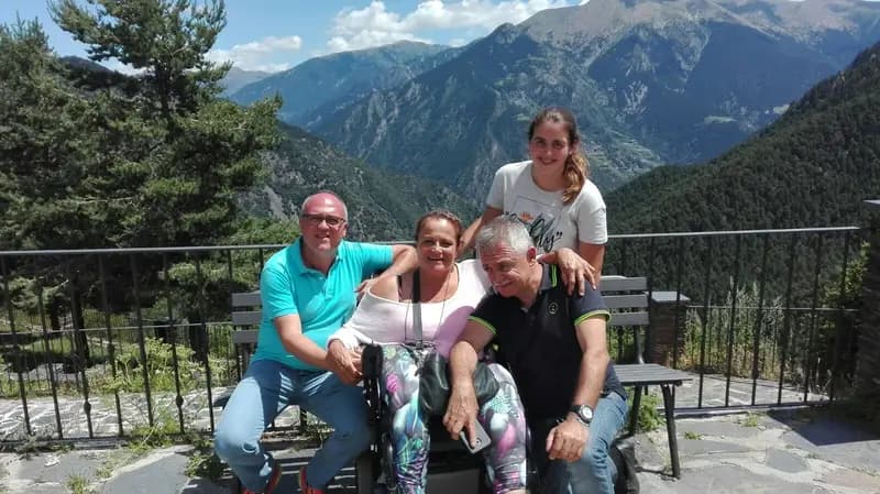 Andorra en silla de ruedas disfrutando con la familia