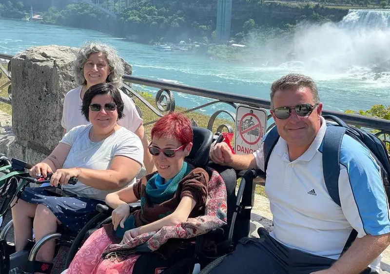 Una familia disfrutando un viaje accesible a Canada en silla de ruedas