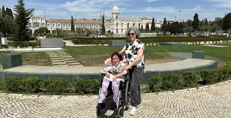 Dos amigas, una de ellas usuaria de silla de ruedas en la ciudad de Belem en Lisboa