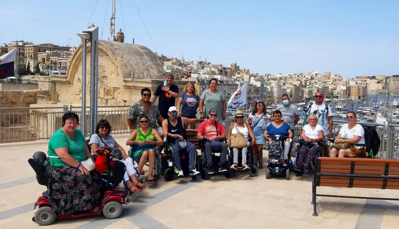 Turismo accesible en Malta de un grupo en silla de ruedas
