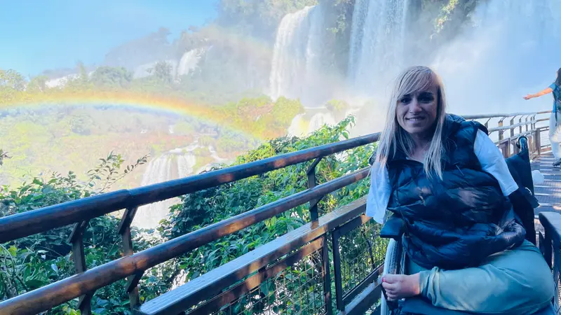 Usuaria de silla de ruedas visitando las Cataratas del Iguazu en Argentina