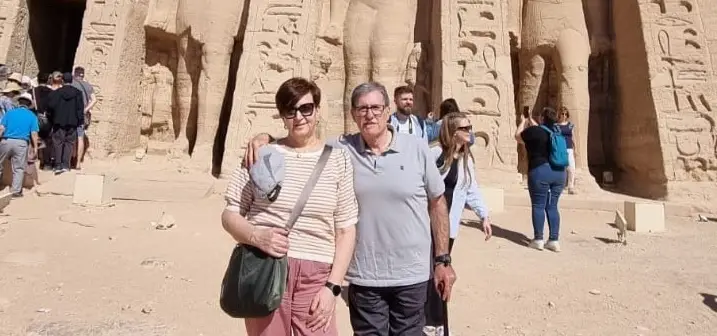 Una pareja disfrutando de un viaje adaptado a Egipto
