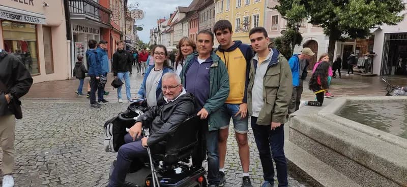 Una familia en una calle de Berlin. Una de las personas utiliza un scooter para la movilidad