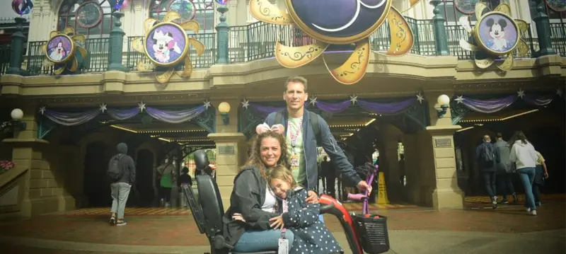 Familia en Disney, la mamá está sentada en su scooter de movilidad