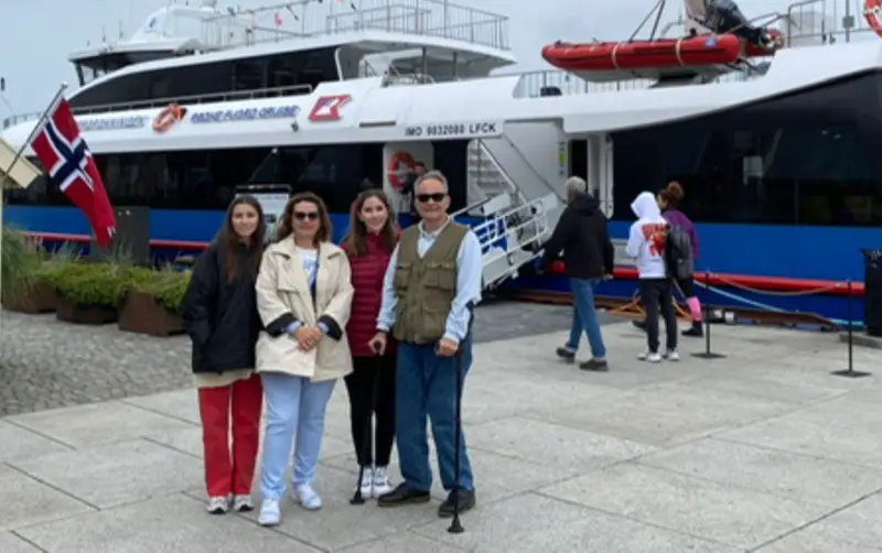 Una familia a punto de subir a un ferry para navegar por un fiordo en Noruega