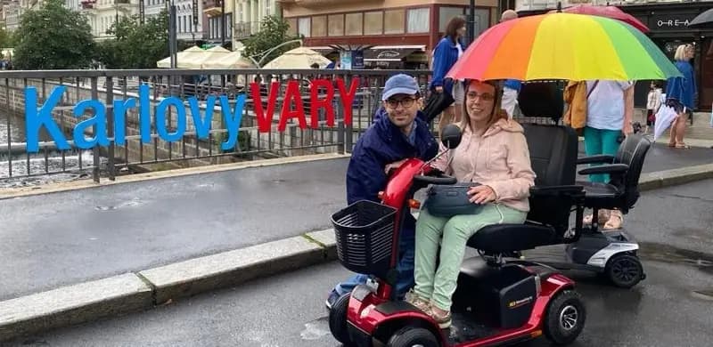 Una pareja de personas con movilidad reducida en un puente en Praga