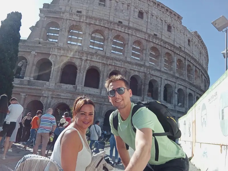 Una pareja con el Coliseo de Roma de fondo