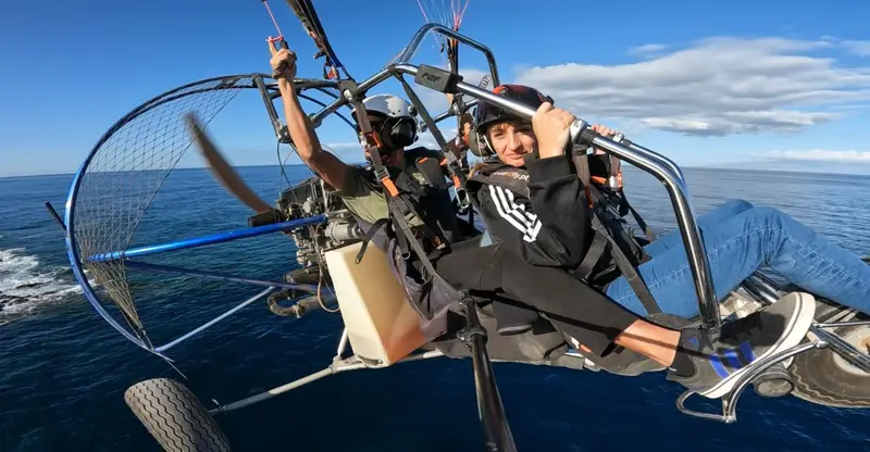 Persona con discapacidad realizando un vuelo adaptado en Parapente
