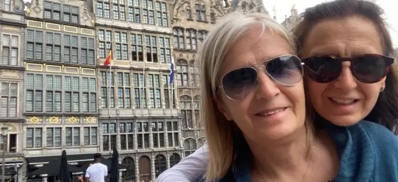 Dos hermanas en la Grande Place de Bruselas
