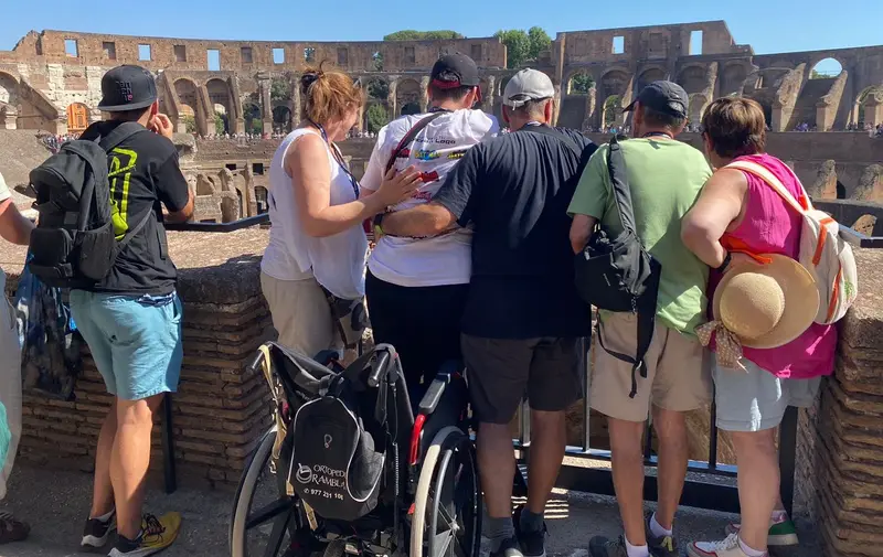 Persona con discapacidad en silla de ruedas visitando El Coliseo de Roma
