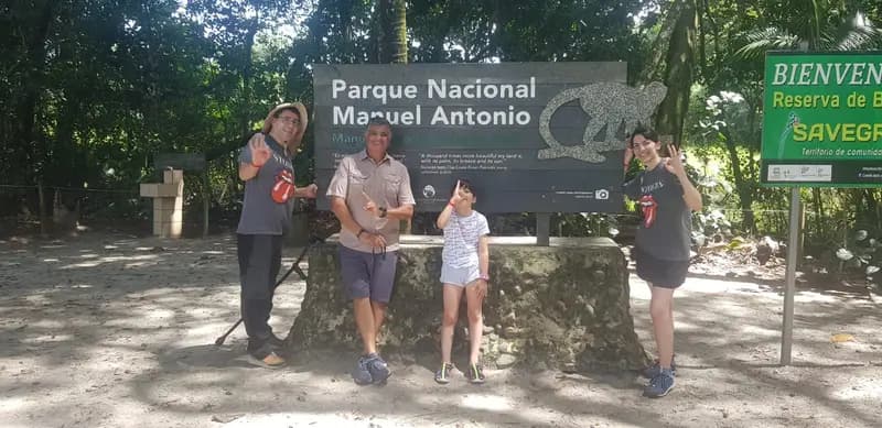 Persona con discapacidad viajando por Costa Rica con su familia