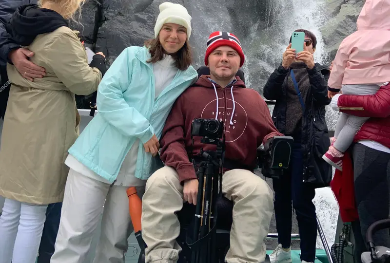 Viajero en silla de ruedas en Noruega haciendo una navegacion accesible