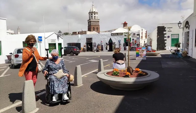 Viajeras en Lanzarote en silla de ruedas