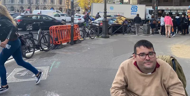 Foto de un usuario de silla de ruedas paseando por Paris