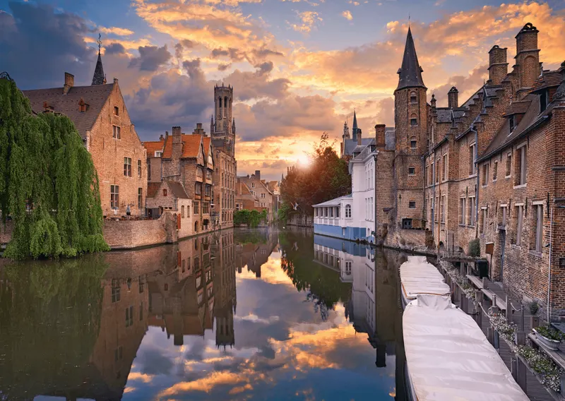 Casitas bajas de Brujas al atardecer vistas desde el canal.