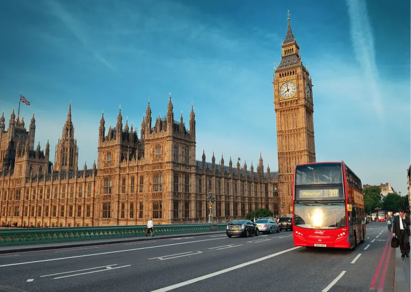 Imagen del Big Ben al fondo y frente a él un autobús rojo característico de Londres está cruzando la carretera. Londres accesible en silla de ruedas