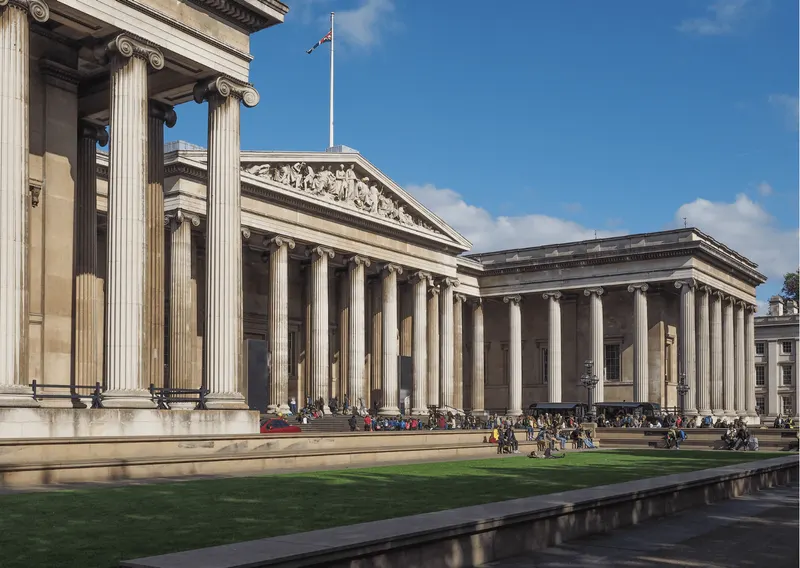Imagen del edificio de estilo neoclásico que alberga el British Museum. Londres accesible
