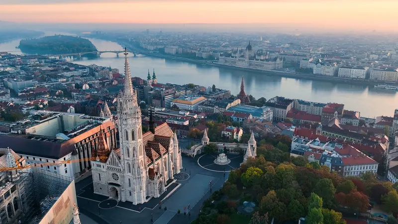 Foto aérea de Budapest dónde se puede ver el Danubio y el Parlamento