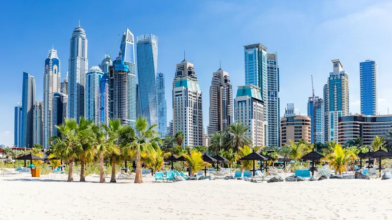 Vista panorámica de la ciudad de Dubai tomada desde una playa