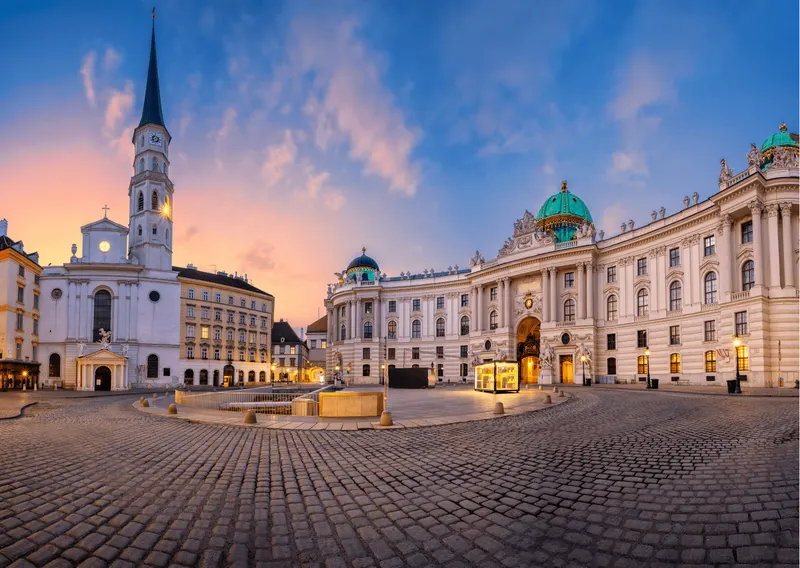 Imagen de una plaza de Viena al atardecer con el Palacio Imperial de Hofburg de fondo. Viajar a Viena en silla de ruedas