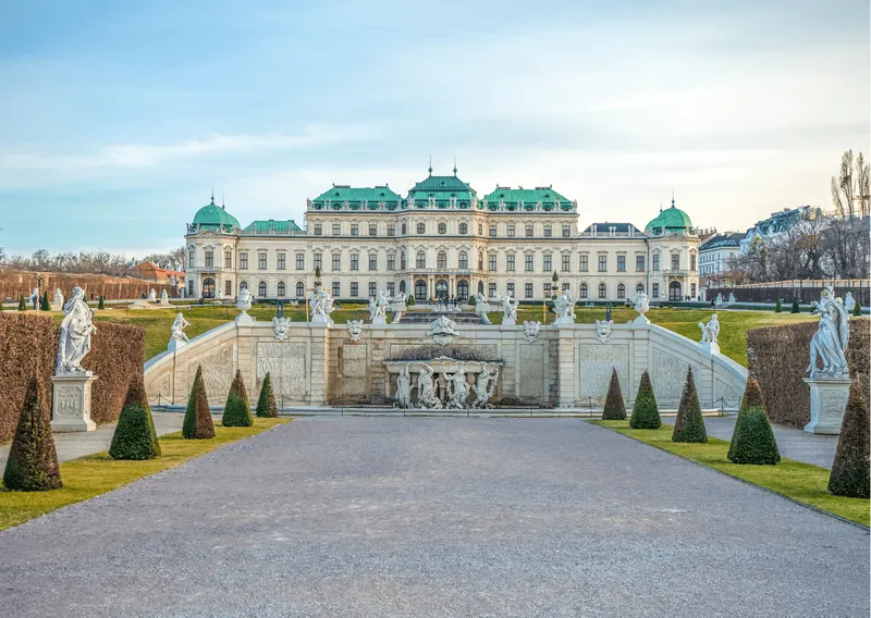 Imagen frontal del Palacio Belvedere de Viena. Viajar a Viena en silla de ruedas