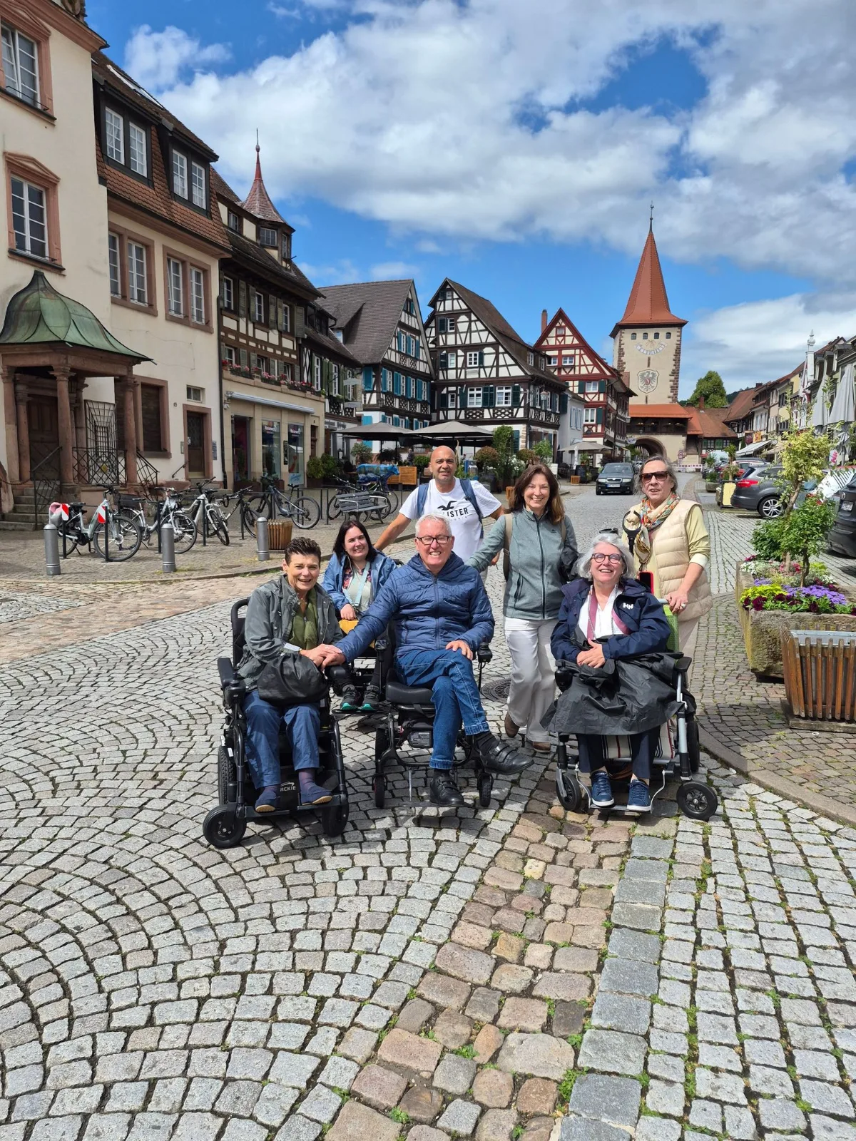 Grupo de ocho personas en una plaza de Gengenbach.