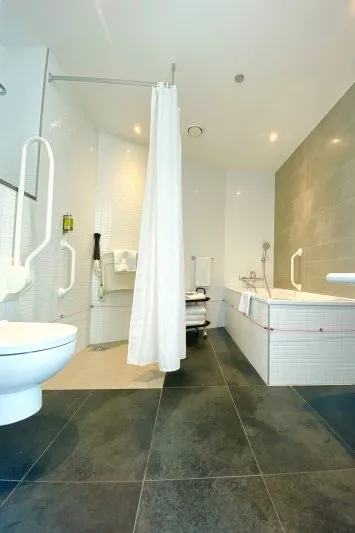 Baño de la habitación doble accesible